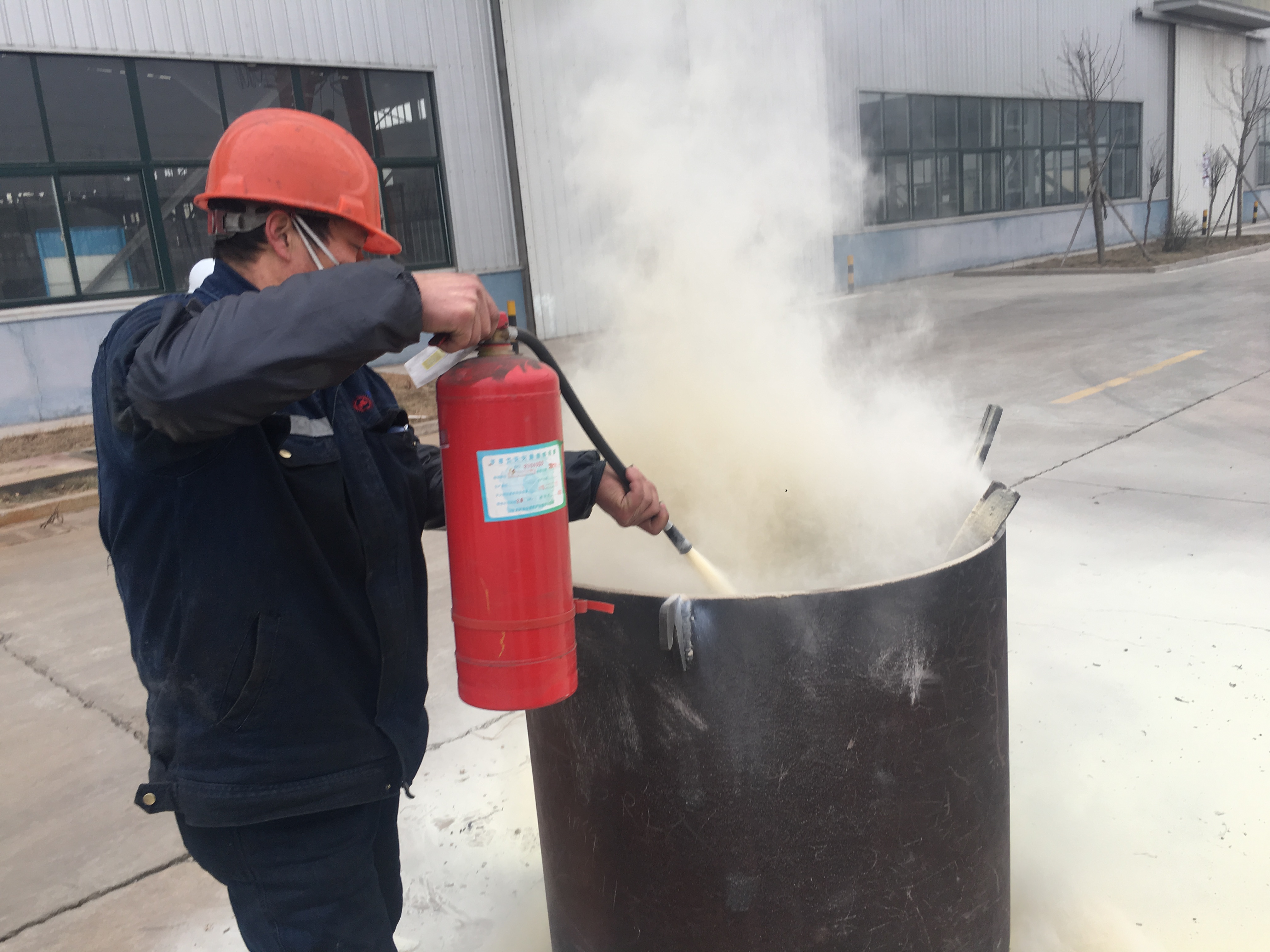 凱能人學(xué)習(xí)使用干粉滅火器